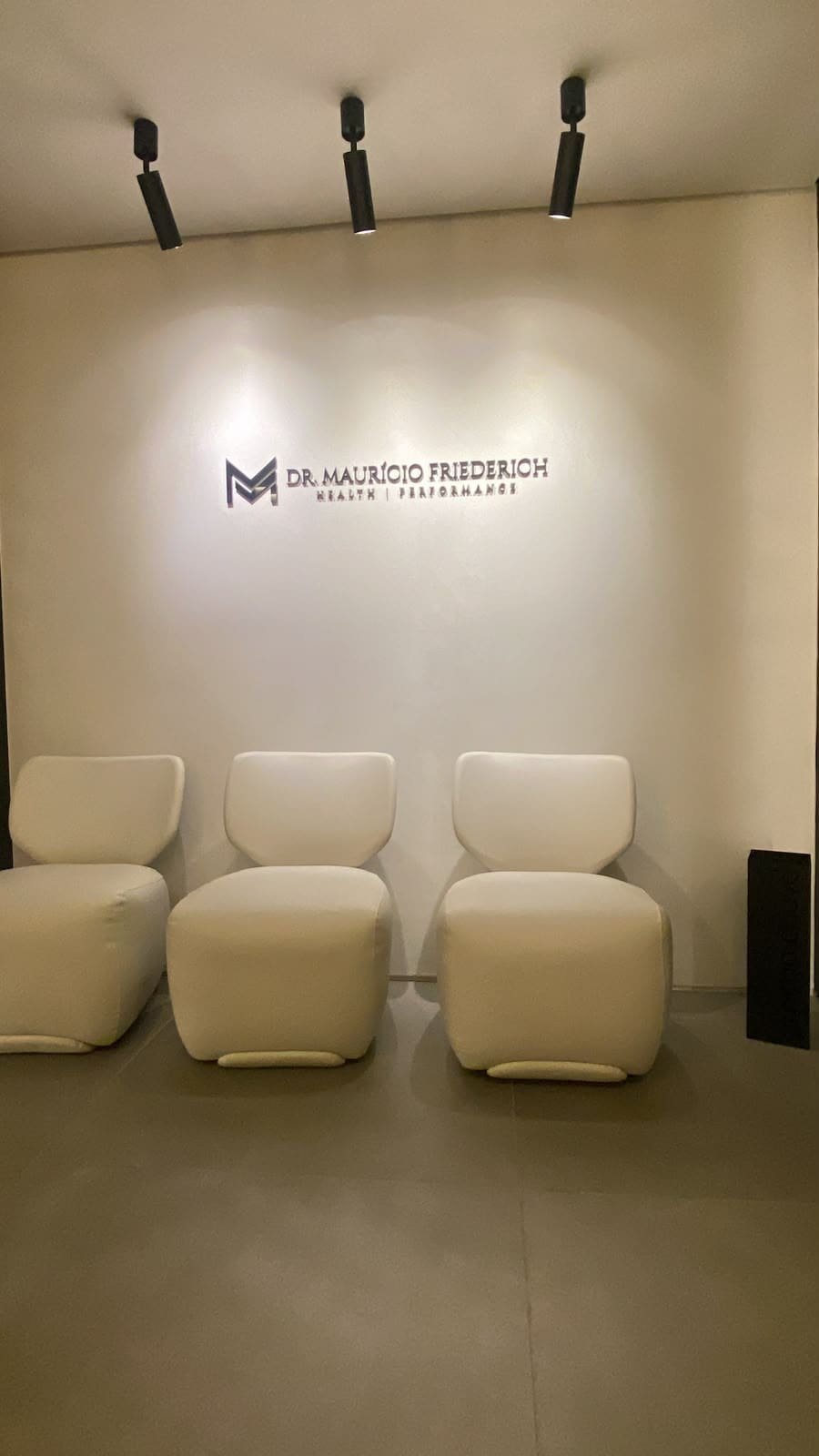 Iluminação comercial instalada em recepção profissional em Porto Alegre