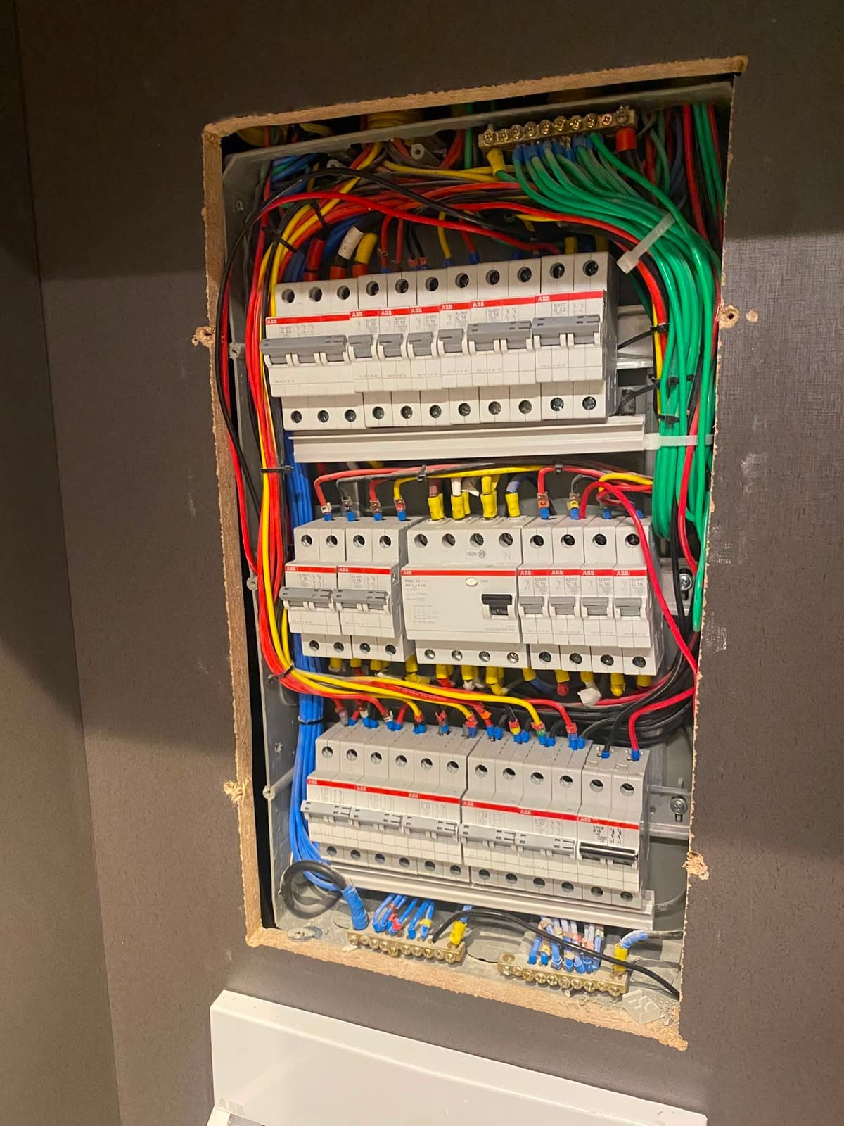 Quadro elétrico residencial organizado e identificado em Porto Alegre